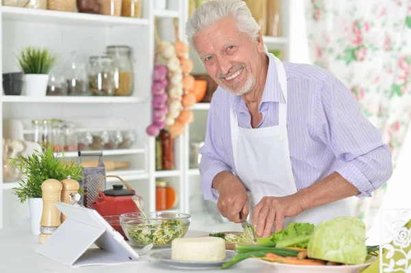 Hombre Mayor Preparando Cena Cocina — Foto de Stock