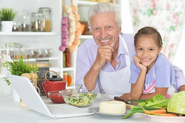 Äldre Man Med Barnbarn Förbereder Middag Köket — Stockfoto