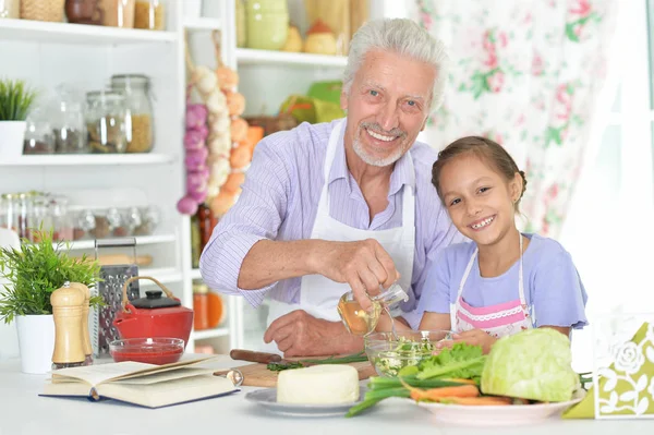 Äldre Man Med Barnbarn Förbereder Middag Köket — Stockfoto