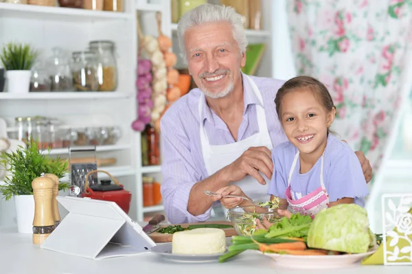 Äldre Man Med Barnbarn Förbereder Middag Köket — Stockfoto