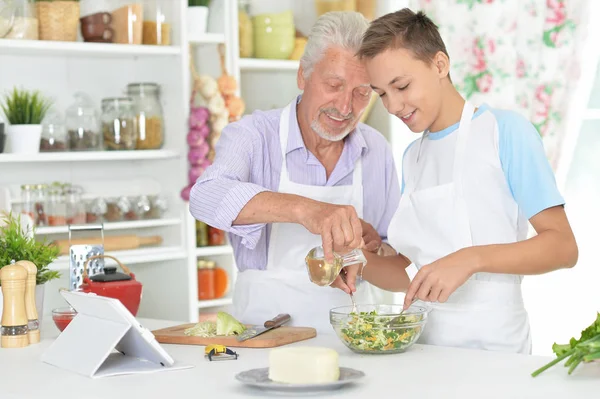 Äldre Man Med Barnbarn Förbereder Middag Köket — Stockfoto