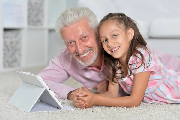 Portret Van Het Meisje Grootvader Met Een Tablet Thuis — Stockfoto