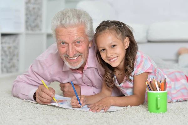 Vater hilft Sohn bei Hausaufgaben — Stockfoto