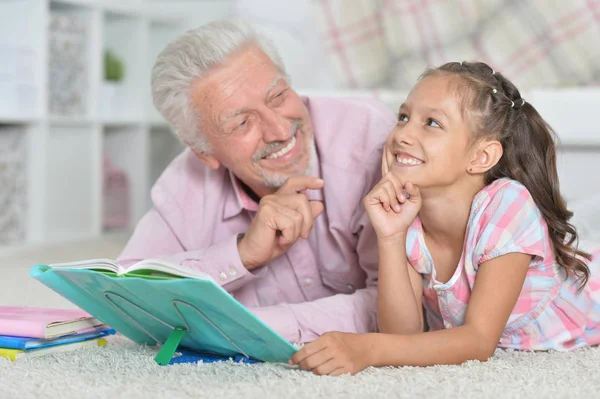 Nonno Leggere Libro Con Sua Nipotina — Foto Stock