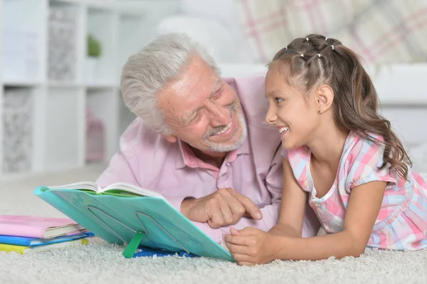 Großvater Liest Buch Mit Seiner Kleinen Enkelin — Stockfoto
