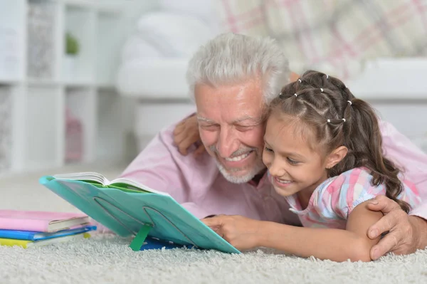 Großvater Liest Buch Mit Seiner Kleinen Enkelin — Stockfoto