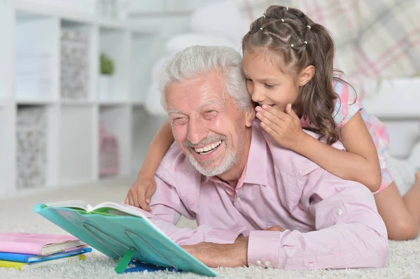 Großvater Liest Buch Mit Seiner Kleinen Enkelin — Stockfoto