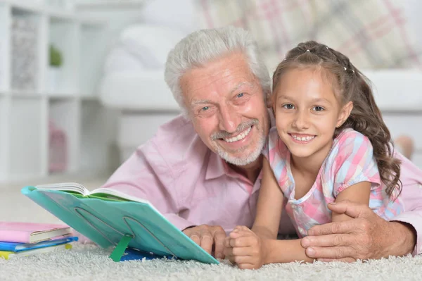 Dedesi Onun Küçük Torunu Ile Kitap Okuma — Stok fotoğraf