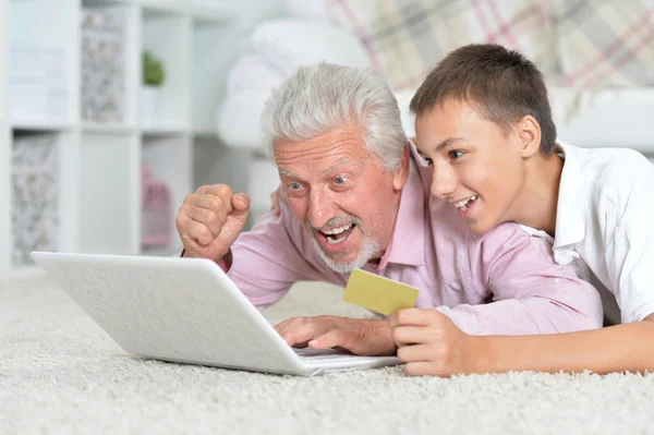 Opa Kleinzoon Liggend Vloer Het Gebruik Van Laptop Kleinzoon Bedrijf — Stockfoto