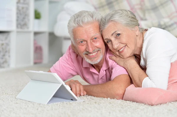 Retrato Una Feliz Pareja Ancianos Usando Tableta Casa —  Fotos de Stock