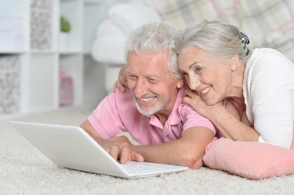 幸福的高级夫妇在家里使用笔记本电脑 — 图库照片