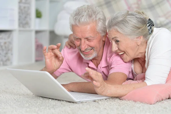 幸福的高级夫妇在家里使用笔记本电脑 — 图库照片