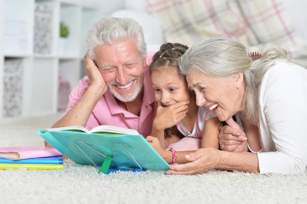 Grootouders Lezen Boek Met Weinig Kleindochter — Stockfoto