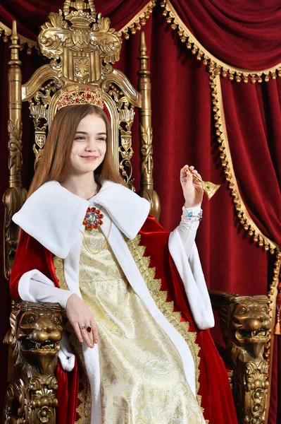 Portret Pięknej Dziewczyny Nastolatki Korony Trzymając Rękę Bell Siedząc Fotelu — Zdjęcie stockowe
