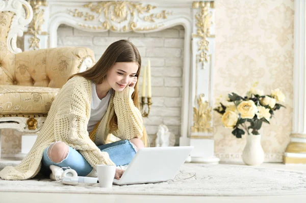 Portrét Krásné Dospívající Dívka Sedí Podlaze Pomocí Přenosného Počítače — Stock fotografie
