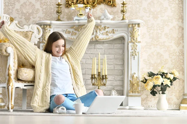 Portret Van Mooie Tiener Meisje Zittend Vloer Het Gebruik Van — Stockfoto