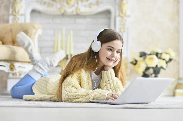 Portrét Krásné Dospívající Dívka Leží Podlaze Pomocí Přenosného Počítače — Stock fotografie