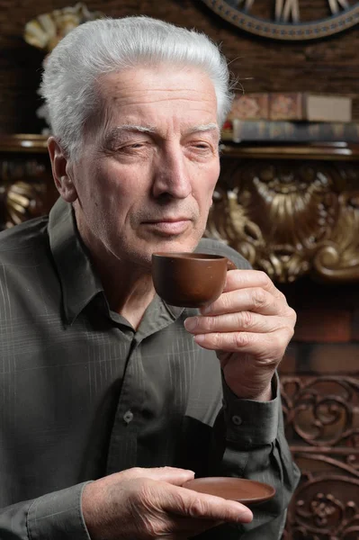 Portret Van Senior Man Thuis Met Het Drinken Van Thee — Stockfoto