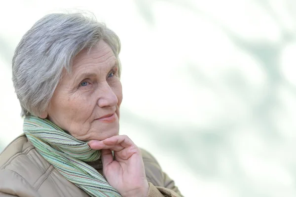 Äldre Kvinna Njuter Promenad Våren Natur — Stockfoto