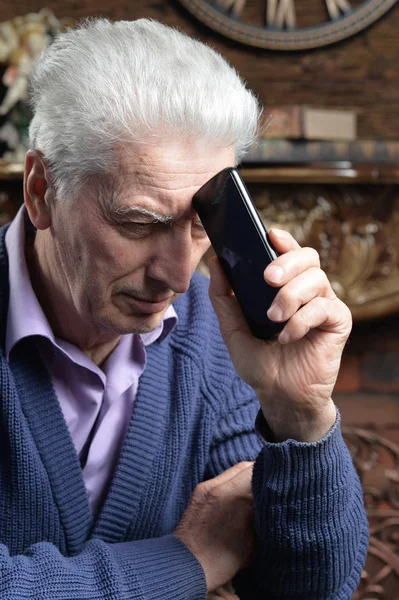 Ritratto Uomo Anziano Premuroso Con Smartphone Casa — Foto Stock