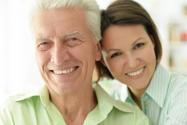 Hombre mayor con hija adulta — Foto de Stock