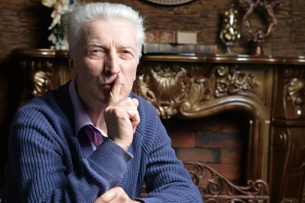 Hombre Mayor Con Silencio Nger Los Labios Gestos Silencio — Foto de Stock