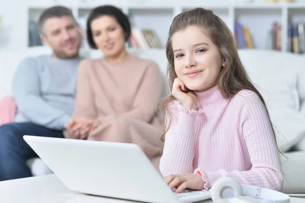 Menina Feliz Sentada Mesa Com Laptop Com Seus Pais Fundo — Fotografia de Stock