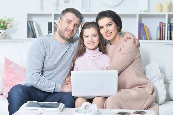 Lycklig Familj Med Bärbar Dator Hemma — Stockfoto