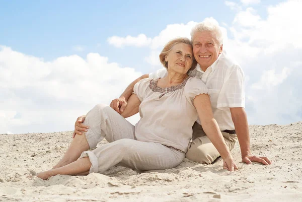 夏の砂の上休憩古い夫婦 — ストック写真