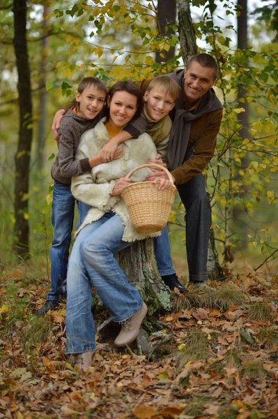 Bonne Famille Souriante Dans Forêt Automne — Photo