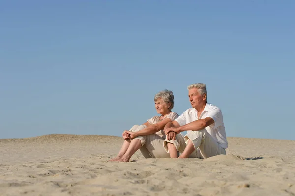 Casal Idosos Amorosos Descansando Areia Verão — Fotografia de Stock