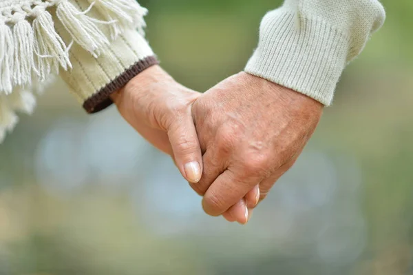 Ηλικιωμένο ζευγάρι κρατιέται χέρι — Φωτογραφία Αρχείου