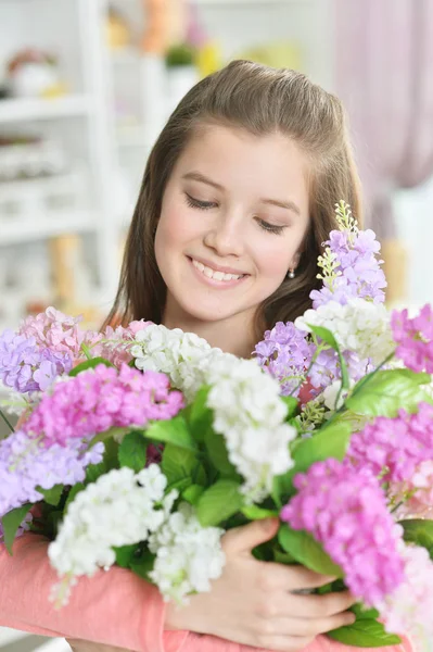 Menina Feliz Posando Casa Com Flores — Fotografia de Stock