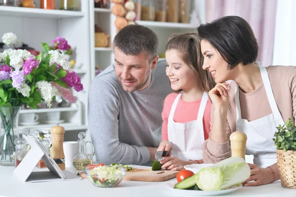 Ung Familj Matlagning Tillsammans Kök — Stockfoto