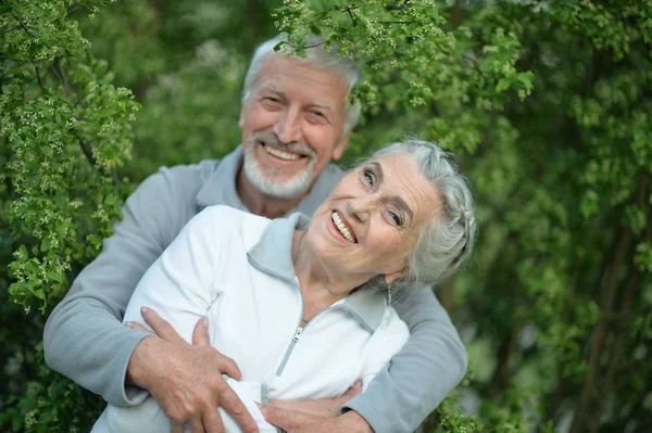 Couple sitting   in the park — Stock Photo, Image