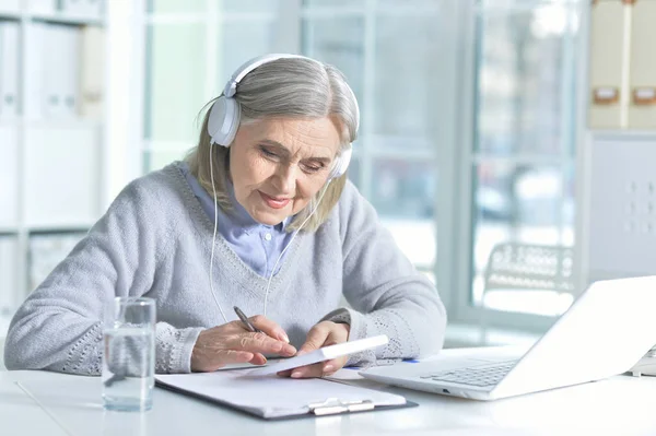 Starsza kobieta korzystająca z laptopa — Zdjęcie stockowe