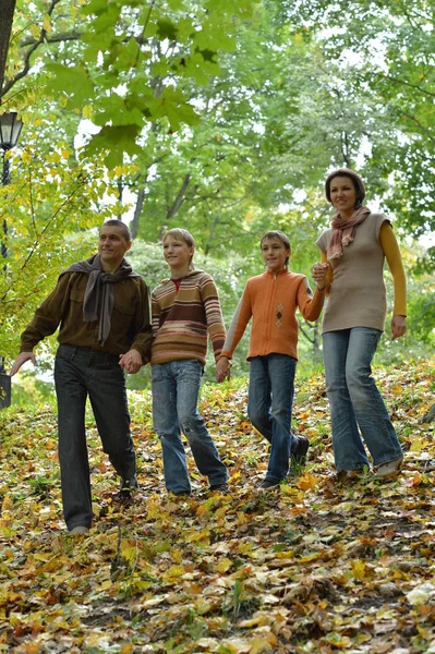 Feliz Família Sorridente Outono Floresta Caminhando — Fotografia de Stock