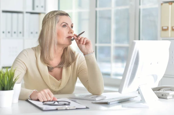 Mujer madura usando la computadora —  Fotos de Stock