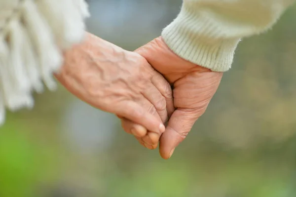 Ouderen paar hand in hand — Stockfoto