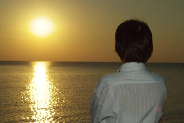 Retrato Uma Jovem Mulher Contra Pôr Sol Verão — Fotografia de Stock