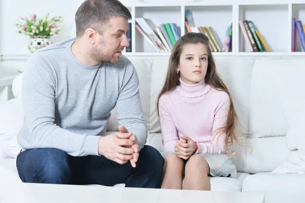 Gadis Berbicara Dengan Ayahnya Rumah — Stok Foto