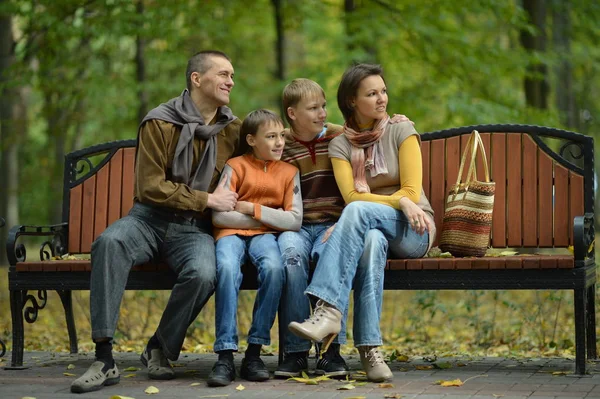 Heureuse Famille Souriante Dans Forêt Automne Assise Sur Banc — Photo