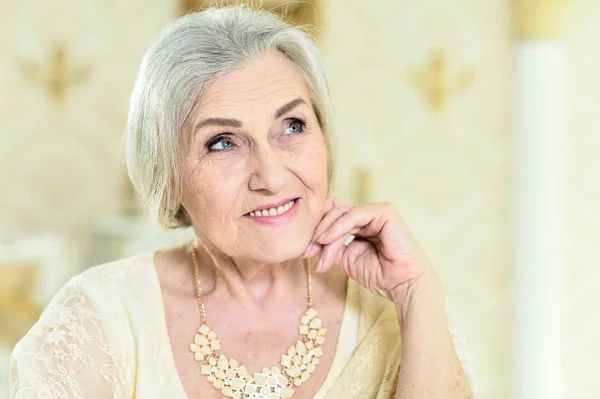 Retrato Una Hermosa Mujer Mayor Con Joyas Posando Casa — Foto de Stock