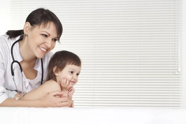 孩子在医院的女医生 — 图库照片