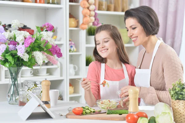 Усміхнена Мати Дочка Готують Разом Кухні — стокове фото