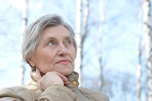 Porträt Einer Alten Frau Die Frühling Der Natur Spazieren Geht — Stockfoto