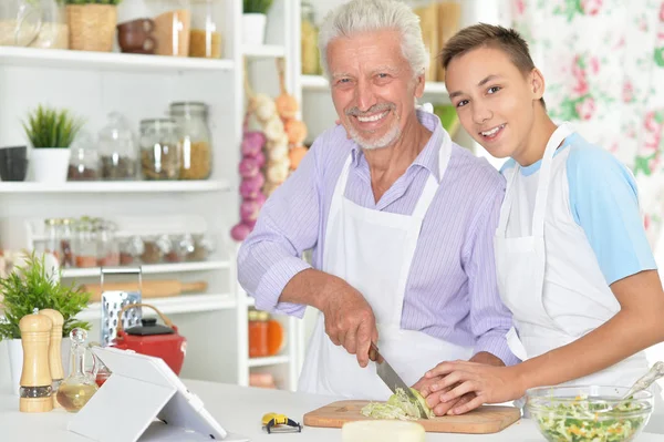 Senior Man Met Kleinzoon Diner Bereiden Keuken — Stockfoto