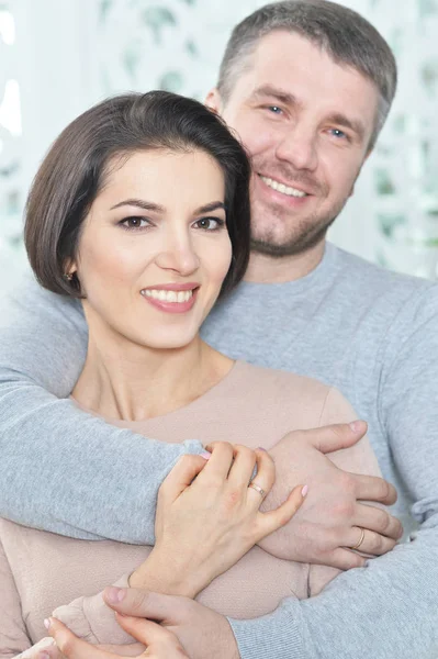 Feliz Hermosa Joven Pareja Abrazando — Foto de Stock