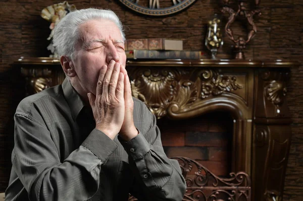 Ritratto Uomo Anziano Triste Posa Casa — Foto Stock