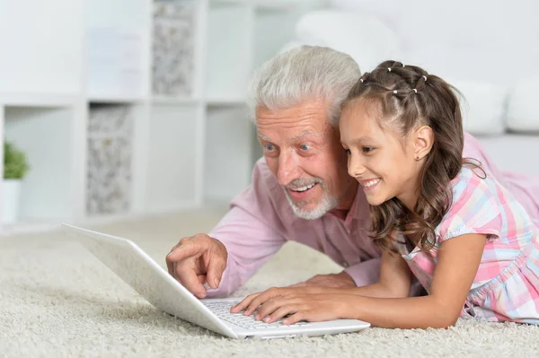 Retrato Niña Abuelo Con Ordenador Portátil Casa —  Fotos de Stock